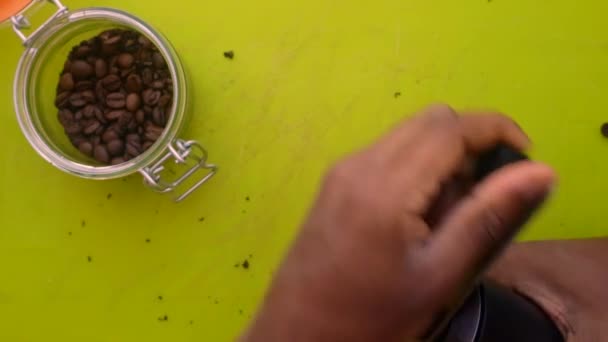  Płaskie układanie osoby ręcznie mielenie palonych ziaren kawy - Materiał filmowy, wideo