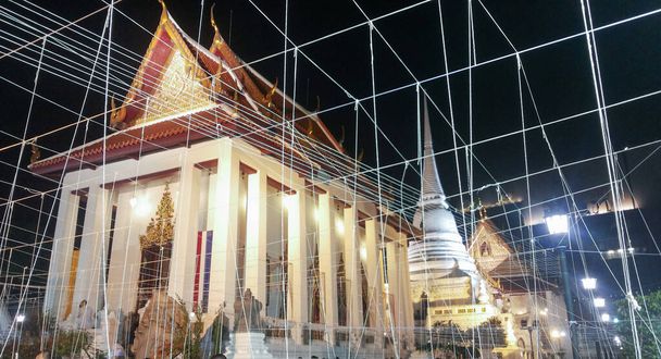 Ceremonia de la víspera de las noticias en un templo, en Bagthe, Tailandia. Oraciones muy emotivas y hermosas. Línea de monjes
 - Foto, imagen