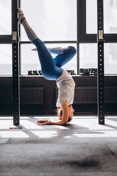 Portrait de jeune femme séduisante faisant du yoga ou des exercices de pilates - Photo, image