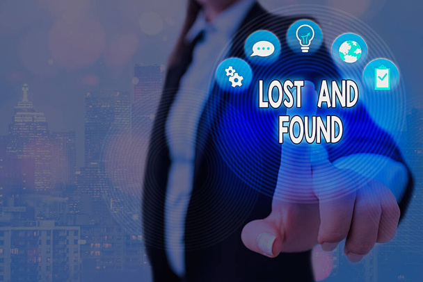 Escritura manual conceptual mostrando Lost And Found. Foto de negocios mostrando un lugar donde los objetos perdidos se almacenan hasta que recuperaron
. - Foto, imagen