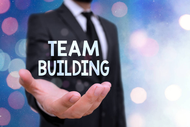 Käsikirjoitus, jossa näkyy Team Building. Business valokuva tekstiä erilaisia toimia käytetään parantamaan sosiaalisia suhteita
. - Valokuva, kuva