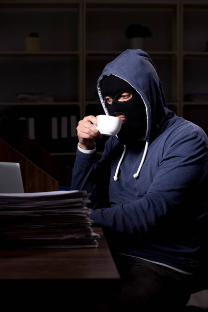 Ofiste gece balaclava erkek hırsız - Fotoğraf, Görsel