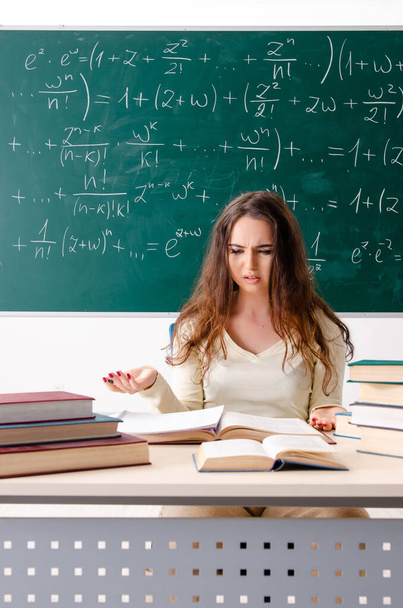 Nuori nainen matematiikan opettaja edessä liitutaulu - Valokuva, kuva
