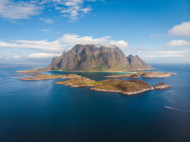 Een geweldige collectie van de reis naar de Lofoten eilanden in Noorwegen door DJI Mavic Air - Foto, afbeelding