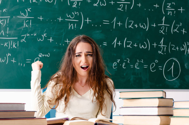 Giovane insegnante di matematica femminile davanti alla lavagna - Foto, immagini