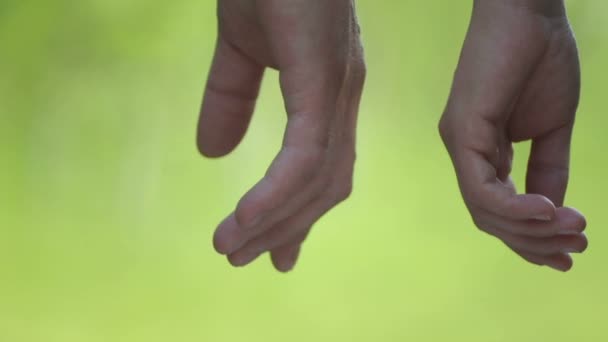 Man en vrouw hand bij elkaar. mannelijke hand knuffelt een vrouwelijke hand.  - Video