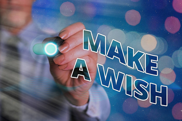 Schreibnotiz mit Make A Wish. Geschäftsfotos, die eine Situation zeigen, die sich von der bestehenden unterscheidet. - Foto, Bild