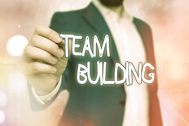 Texto manuscrito Team Building. Concepto que significa varios tipos de actividades utilizadas para mejorar las relaciones sociales
. - Foto, imagen