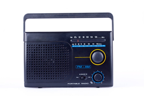 noir vintage rétro style AM, FM récepteur de transistor radio portable sur fond blanc isolé
  - Photo, image