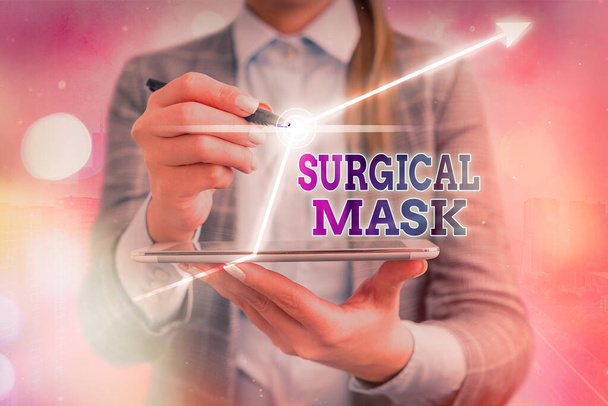 Szöveg, ami sebészeti maszkot mutat. Az egészségügyi szakemberek által a műtét és az ápolás során viselt fogalmi fotó. - Fotó, kép