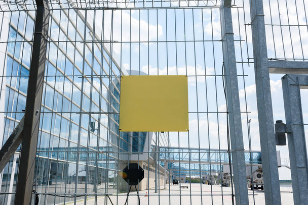 Griglia di recinzione dell'aeroporto sullo sfondo di ponti passeggeri per i passeggeri di imbarco. Posizionare la prova sulla piastra
. - Foto, immagini