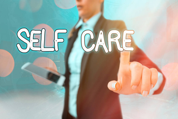 Pisanie notatki pokazano Self Care. Business Photo prezentuje praktykę podejmowania działań w celu poprawy jednego s jest własne zdrowie. - Zdjęcie, obraz