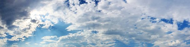 Blauwe hemel panorama met storm bewolking op een bewolkte dag. Mooi 180 graden panoramisch beeld. - Foto, afbeelding