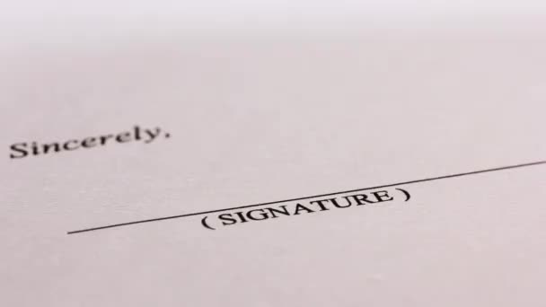 Aláír egy szerződést fekete tintával. Közelről.. - Felvétel, videó