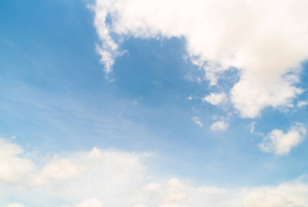 Голубое небо с белыми, мягкими облаками - Фото, изображение