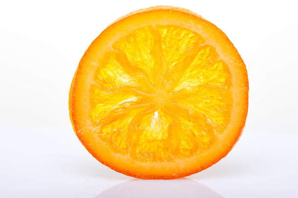 Viipaleet Kuivatut appelsiinit tai mandariinit eristetty valkoisella pohjalla. Kasvissyönti ja terveellinen syöminen
. - Valokuva, kuva