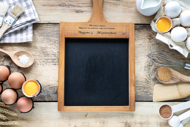 Συνταγή για το ψήσιμο σοκολάτας Μικροσκοπικά δημητριακά τηγανίτα σε ξύλινο φόντο, συστατικά για γλυκό ψήσιμο, top view. Αντιγραφή χώρου - Φωτογραφία, εικόνα