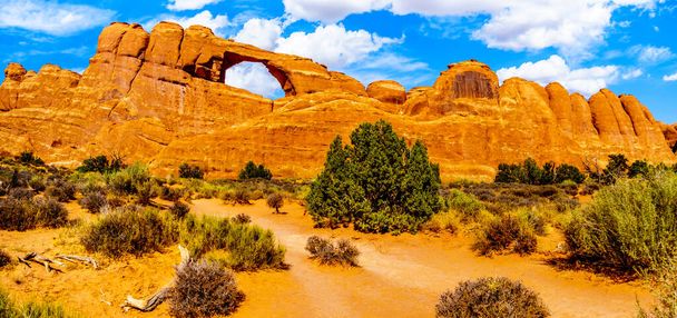 アメリカユタ州モアブ近くのアーチ国立公園の砂漠の風景の中にある多くの砂岩のアーチの一つである悪魔の庭のスカイラインアーチ - 写真・画像