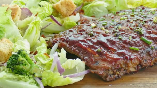 vynikající grilovaný hovězí steak se zeleninou a hranolky - Záběry, video