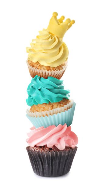 Köstliche bunte Cupcakes auf weißem Hintergrund - Foto, Bild