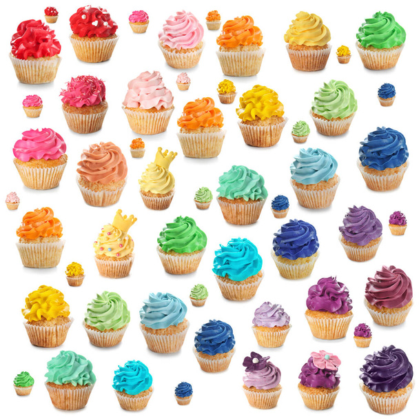 Πολλά νόστιμα πολύχρωμα cupcakes σε λευκό φόντο - Φωτογραφία, εικόνα
