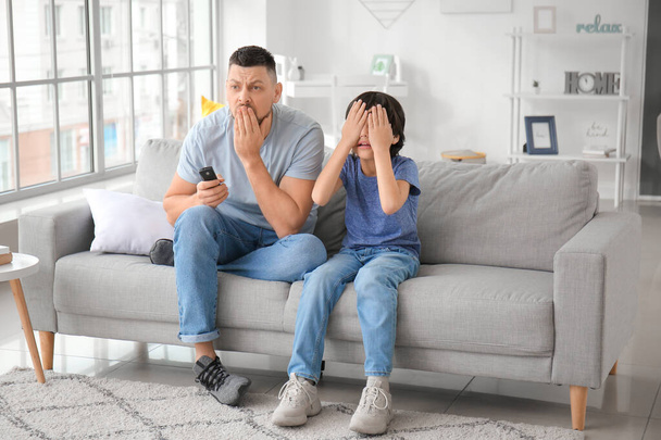 Otec a malý syn se doma dívají na televizi - Fotografie, Obrázek