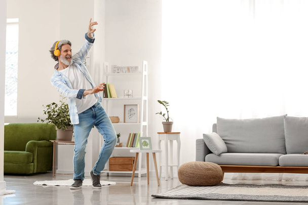 Крутий старший чоловік танцює вдома
 - Фото, зображення