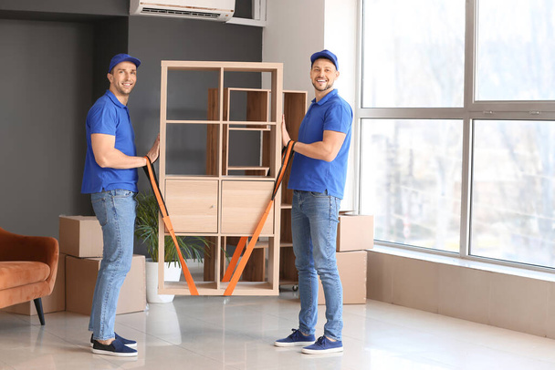 Chargeurs transportant des meubles dans un appartement
 - Photo, image