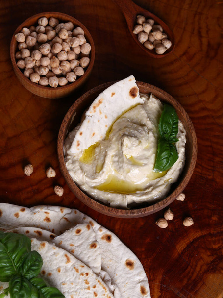 トルティーヤと天然の伝統的なひよこ豆のフムス - 写真・画像