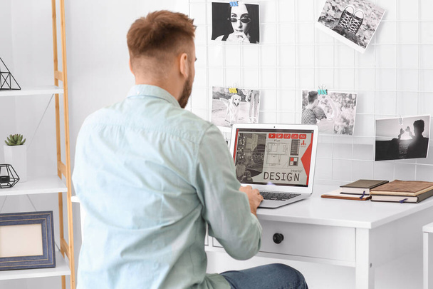Junge männliche Designer arbeiten zu Hause - Foto, Bild