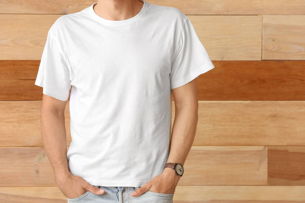 Uomo in elegante t-shirt su sfondo di legno
 - Foto, immagini