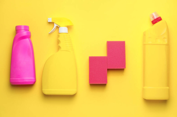 Set di prodotti per la pulizia su sfondo a colori - Foto, immagini