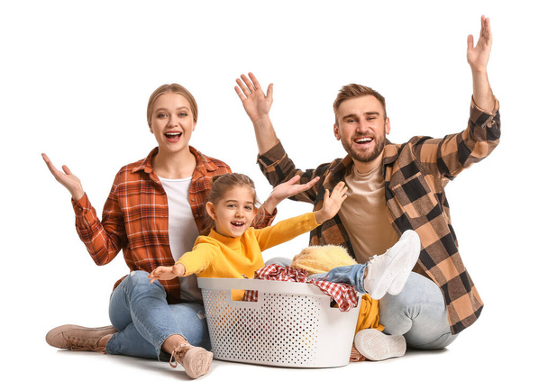 Família feliz com lavanderia no fundo branco
 - Foto, Imagem