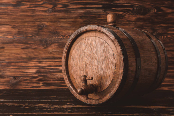Dřevěný sud vína na stole - Fotografie, Obrázek
