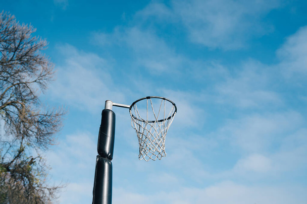 Netball gól kroužek a síť proti modré obloze a mraky v Hagley parku, Christchurch, Nový Zéland. - Fotografie, Obrázek