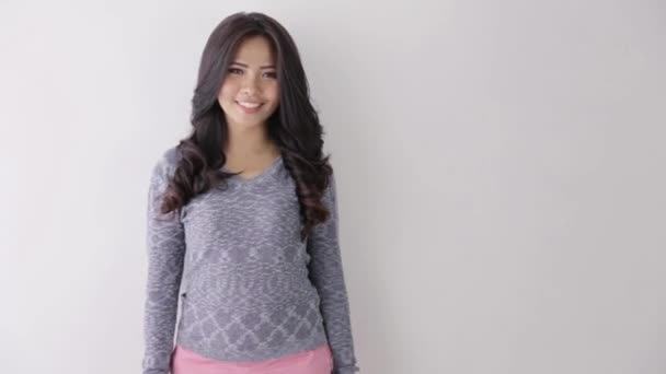 gelukkig jong aziatisch vrouw glimlachen naar de camera - Video