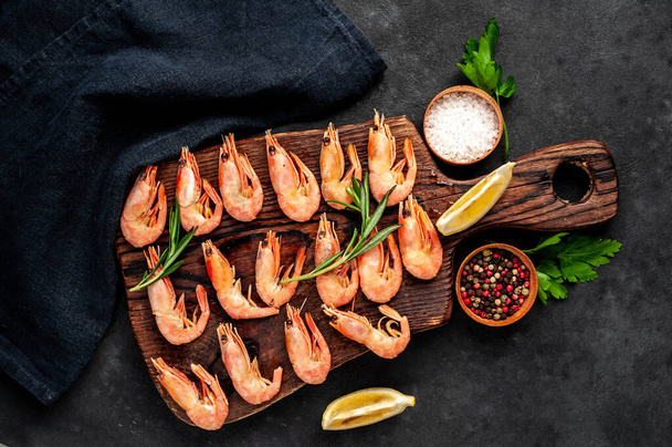 crevettes fraîches non cuites, fruits de mer sur planche de bois
 - Photo, image