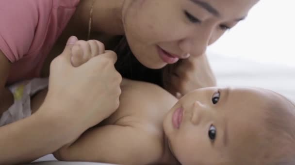 Matka całuje swoje dziecko - Materiał filmowy, wideo