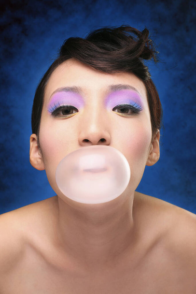 Woman blowing bubble gum - Фото, изображение