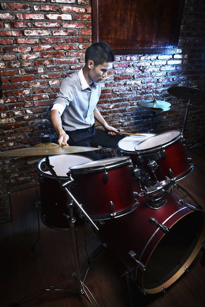 young Man playing drums - Foto, Bild