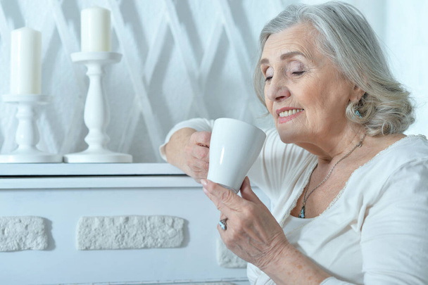 beautiful smiling senior woman drinking tea - Fotoğraf, Görsel