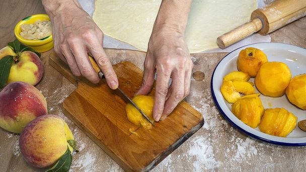 Kneading Homemade tart galette with peaches and almonds. Recipe - Valokuva, kuva