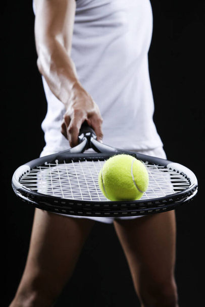 Man balancing tennis ball on the racquet - Foto, afbeelding