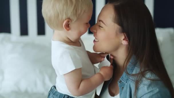 Lezárjuk a videót a játékos kisbabáról és az anyjáról. Lövés RED hélium kamerával 8K-ban  - Felvétel, videó