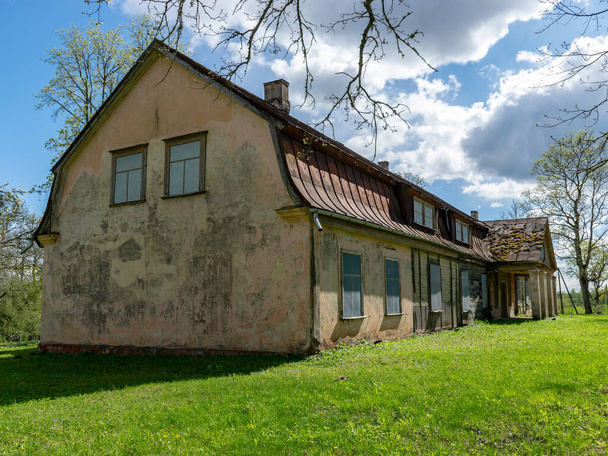 hermoso paisaje soleado de primavera con casa solariega, antigua casa solariega de Liepa manor, parroquia de Liepas, distrito de Priekuli, latvia
 - Foto, imagen