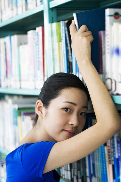 Young woman posing in the library - Photo, Image