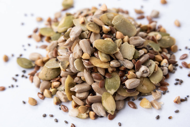 detailní záběr jedlých zdravých semen izolovaných na bílém pozadí - Fotografie, Obrázek