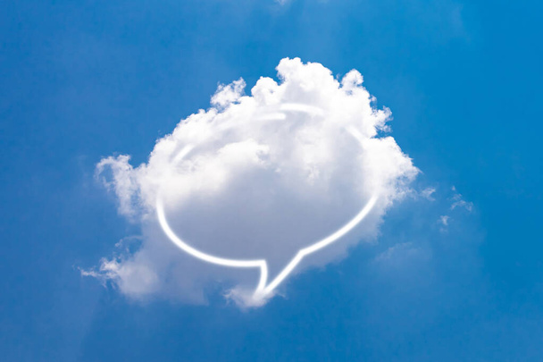Witte bel toespraak in witte wolk op blauwe hemel. - Foto, afbeelding