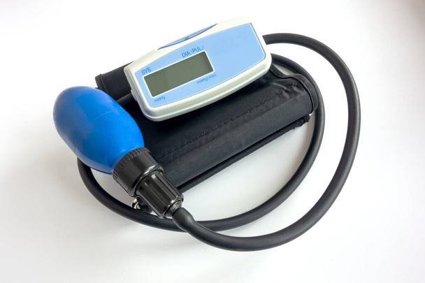 Συσκευή μέτρησης αρτηριακής πίεσης με άντληση αχλαδιού σε λευκό απομονωθέν στέλεχος - Φωτογραφία, εικόνα