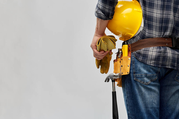 pracovník nebo stavitel s helmou a pracovním nářadím - Fotografie, Obrázek